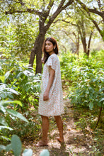 Load image into Gallery viewer, Daisy